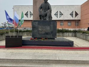 Вице-премьер Якутии Ольга Балабкина отдала дань памяти Платону Ойунскому и Ивану Винокурову