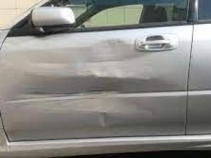 В Якутске мужчина обвинил автоледи в опасном вождении и ударами повредил дверь ее машины