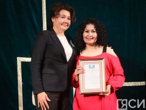 В ТЮЗе Якутии завершилась декада 35-летия творческой деятельности артистки Марии Даниловой