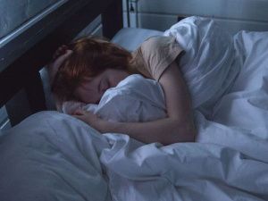 В Якутске двое мужчин бесшумно проникли в квартиру и обокрали спящую хозяйку