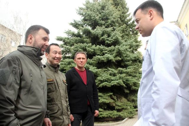 В городе Докучаевск ДНР приступила к работе бригада якутских офтальмологов