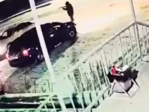 В поселке Усть-Нера двое мужчин разоружили угрожавшего ружьем человека