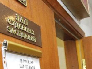 В Мирном судят подростков, обвиняемых в совершении кражи и угона