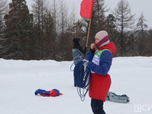 В Нерюнгри при сильном ветре и снегопаде прошли соревнования по метанию аркана
