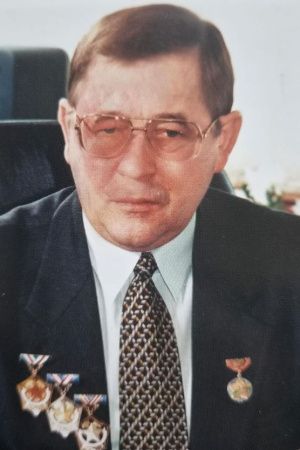 "«Мы тогда прошли все. И остановки производства были, и касками стучали, на рельсы садились...."