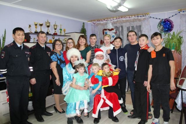 В Якутии инспекторы ГИБДД поздравили воспитанников Мохсоголлохского детского дома
