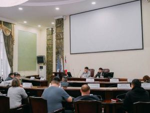 Управам Якутска увеличат финансирование на уборку и вывоз снега, а также откачку талых вод