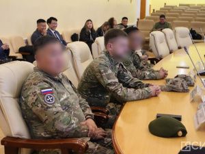 В Якутии прибывшим из зоны СВО военнослужащим традиционно вручили якутские ножи