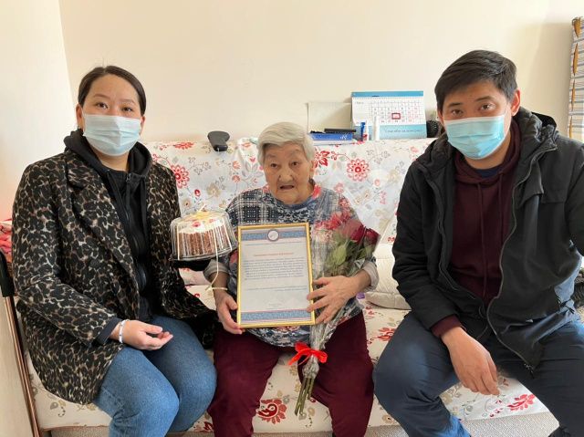 Волонтеры ТЮЗа поздравили с днем рождения ветерана тыла и труда 