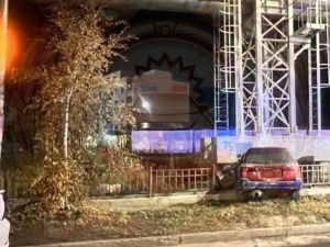 На Хатын-Юряхском шоссе Якутска водитель без прав на большой скорости въехал в бетонную сваю