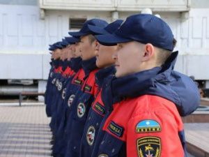 В Якутии находящийся в отпуске спасатель вытащил мужчину, зажатого в машине после ДТП