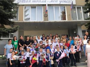 В День знаний в школе Кировского прошла торжественная линейка