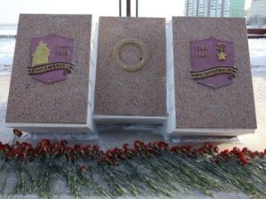 Якутяне возложили цветы к мемориальной плите «Город-герой Сталинград» на Площади Победы