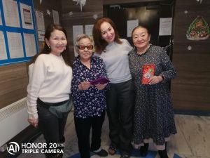 Фоторепортаж: как жители Якутска украсили подъезды к Новому году