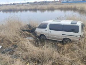 В Якутске пьяный водитель микроавтобуса съехал с дороги и влетел в озеро
