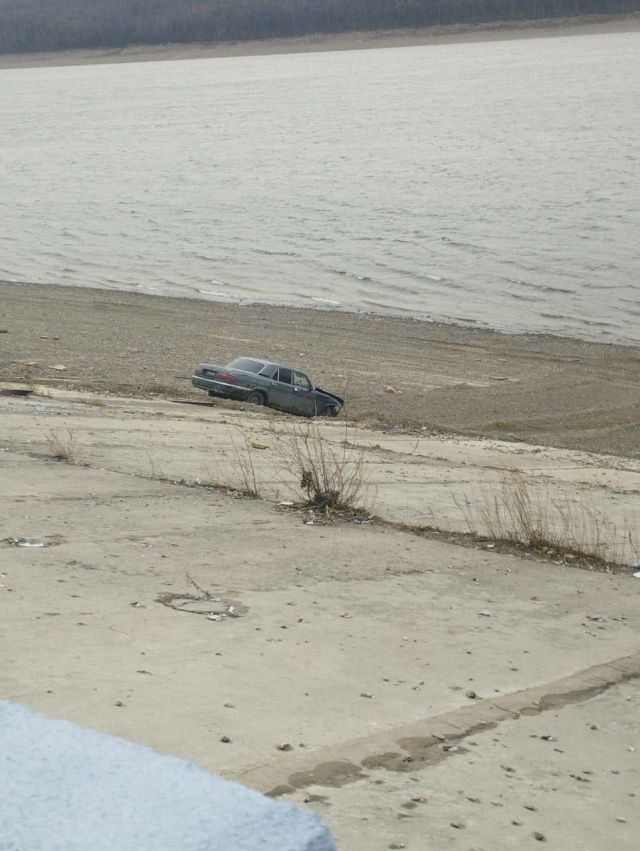 В Ленске водитель на "Волге" пробил ограждение и вылетел на берег