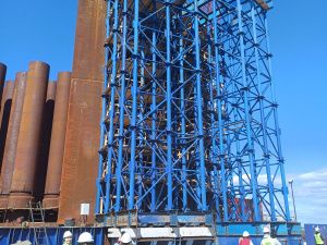 Первый коффердам Ленского моста готов на 60% 