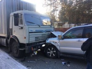 В Якутске столкнулись “Прадо” и “КамАЗ”