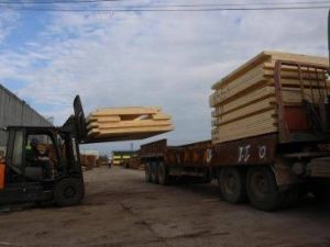 В село Бясь-Кюель Горного улуса отправлена первая партия пиломатериалов для постройки новых домов