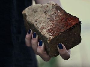 В Якутске девушка кинула камнем в лицо сопернице