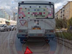 В Якутске водитель автобуса зажал дверьми ногу ребенка