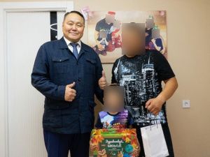 «Собери ребёнка в школу»: Альберт Семенов вручил наборы первоклассника детям из семей участников СВО