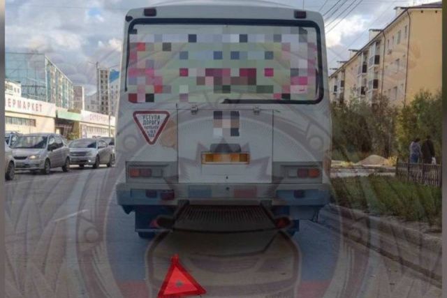 В Якутске водитель автобуса зажал дверьми ногу ребенка