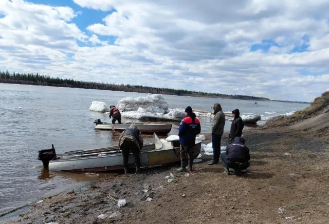 В Алданском районе ищут утонувшего после опрокидывания лодки