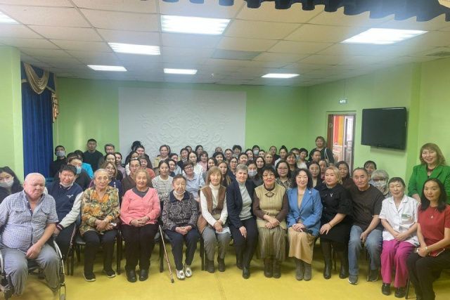 Доверенное лицо Владимира Путина в Якутии Марина Бахилина посетила центр социального обслуживания