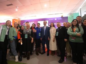 Айсен Николаев посетил тематические площадки фестиваля «Муус устар»