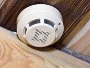 В Якутске продолжается установка пожарных сигнализаций в деревянных многоквартирных домах