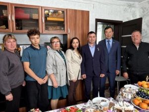 Айсен Николаев навестил семью 13-го Героя России из Якутии