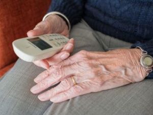 Мобильные аферисты похитили у пенсионера 329 тысяч рублей