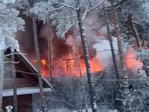 В Якутске в районе Хатынг-Юряха загорелся частный двухэтажный дом