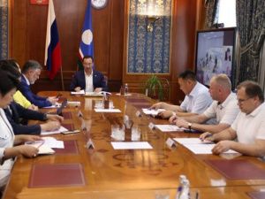 Айсен Николаев рассмотрел ход строительства крупнейших социальных объектов в Якутске