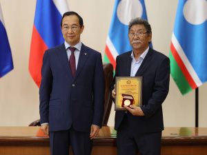 Айсен Николаев наградил представителей строительной отрасли Якутии