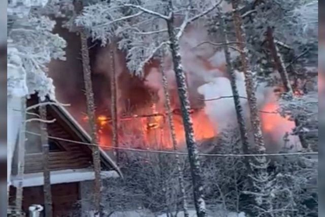 В Якутске в районе Хатынг-Юряха загорелся частный двухэтажный дом