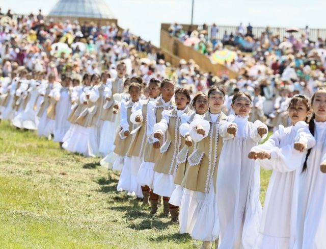 Якутск приглашает юных красавиц на конкурс красоты «Уһун суһуох – кыыс оҕо киэргэлэ»