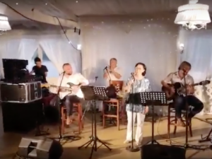 Мэр Якутска спела в ресторане