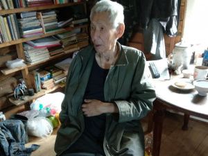 В Якутске одинокий пенсионер выживает на даче с печкой-буржуйкой 