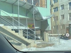 В Якутске снег с крыши проломил навес