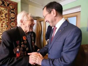 Глава Якутии поздравил со 100-летием участника Великой Отечественной войны Валерия Спиридонова