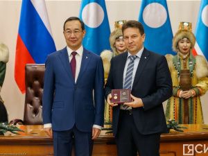 Айсен Николаев вручил якутянам государственные награды в преддверии Нового года