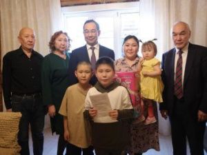 Айсен Николаев посетил семью военнослужащего в Вилюйске