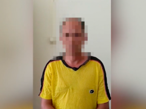 Житель Якутска избил и ограбил прохожего