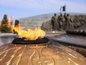 Глава Якутии возложил цветы к монументу защитникам Отечества в Астане