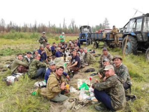 Мужчины села Кытыл-Дюра прокладывают минерализованные полосы