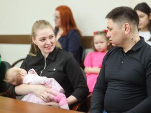 Айсен Николаев вручил жилищные сертификаты молодым семьям из Нерюнгри