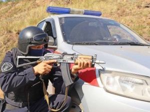 В Якутске росгвардейцы провели учения по освобождению заложников и задержанию преступников