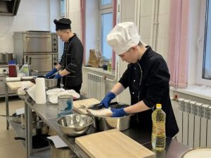 Будущие кулинары показали класс в приготовлении северной белорыбицы